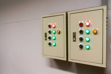 Çeşitli düğme ve göstergelerin yer aldığı denetim panelleri, operasyonel verimlilik ve güvenlik yönetimi için endüstriyel ortamlarda kullanılan teknolojiyi gösteriyor.