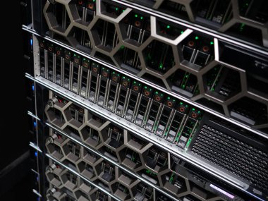 Verimli veri işleme ve depolama çözümleri için gelişmiş teknoloji gösteren, LED göstergeleri ile yüksek performanslı sunucuların yer aldığı modern bir veri merkezi rafını keşfedin.