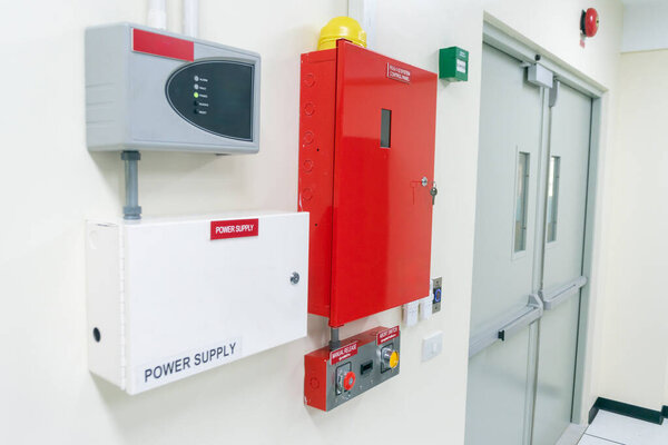 На этом изображении показана ярко-красная система пожарной сигнализации и источник питания, установленный на стене. Идеально подходит для обеспечения безопасности и готовности к чрезвычайным ситуациям, он выделяет критически важные компоненты для безопасности зданий.