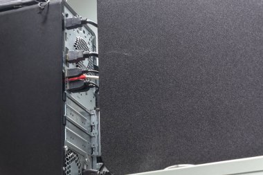 Çeşitli kablo ve bağlantıları gösteren bir bilgisayar dosyasının ayrıntılı görünümü, donanım bileşenleri ve teknoloji temaları için uygun iç tasarımı vurguluyor.