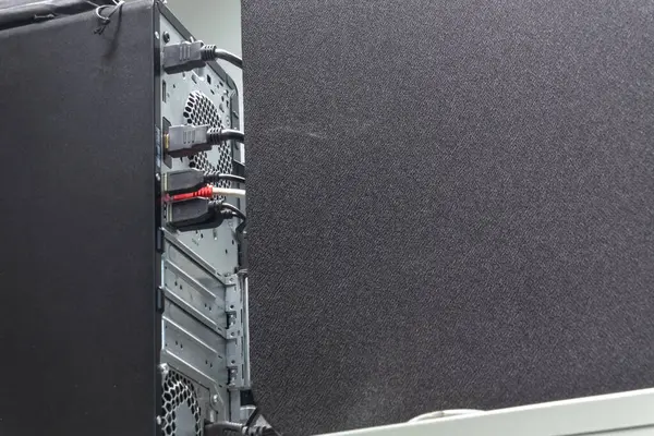 Çeşitli kablo ve bağlantıları gösteren bir bilgisayar dosyasının ayrıntılı görünümü, donanım bileşenleri ve teknoloji temaları için uygun iç tasarımı vurguluyor.