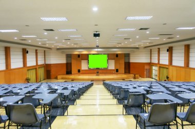 Sıraya dizilmiş birden fazla sıranın yer aldığı geniş ve modern bir konferans salonu, eğitim etkinlikleri, seminerler ve eğitim oturumları için idealdir. Tesiste sunumlar için bir projektör ekranı yer alıyor.