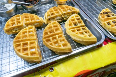 Mükemmel dilimlenmiş, taze pişmiş waffle çeşitleri. Kahvaltı, brunch ya da nefis bir aperatif için ideal. Çıtır çıtır ve altın gibi..