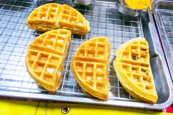 Paslanmaz çelik bir tepside ayarlanmış, nefis dokuları her türlü kahvaltı ve atıştırmalık için mükemmel olan altın waffle 'lar. Lezzetli aromanın tadını çıkar.!