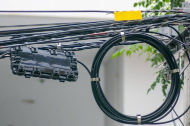 Bir şehir ortamında bağlantı ve kurulum ile ilgili karmaşık ayrıntıları gösteren kablo ve kablolar yakın görünüm. Mühendislik ve teknoloji temaları için ideal.