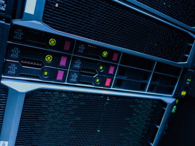 Dijital veri yönetimi ve teknoloji üzerine odaklanmış sunucu bileşenleri, kontrolleri ve şık tasarımı vurgulayan modern bir veri merkezi depolama sisteminin yakın görüntüsü.