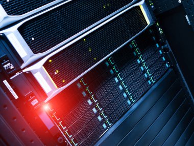 Gelişmiş teknoloji ve veri depolama sistemlerinin sergilendiği modern bir sunucu rafının yüksek çözünürlüklü görüntüsü. Teknolojiyle ilgili projeler ve temalar için ideal.