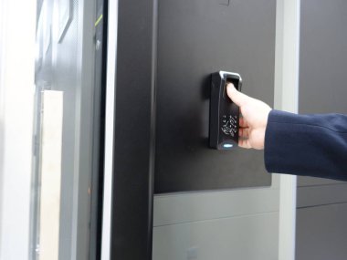 Bu resim erişim kontrolü için bir tuş takımı içeren akıllı bir kilit sistemi gösterir. Modern tasarımda hem konut hem de ticari ortamlarda güvenlik ve kolaylık vurgulanıyor.