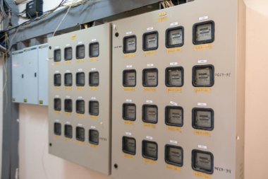 Bu resimde çok sayıda anahtar ve kabloyla detaylı bir kontrol paneli gösteriliyor. Endüstriyel teknoloji, elektrik sistemleri ve bakım faaliyetleri için ideal.