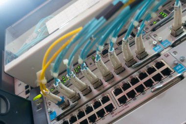 Çoklu bağlantılar ve göstergelerle fiber optik ağ anahtarının yakın görüntüsü, veri iletimi ve iletişim sistemlerinde modern teknolojiyi gösteriyor.