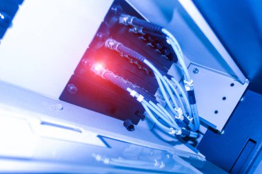 Bu resim, karmaşık kablolar aracılığıyla birbirine bağlı gelişmiş lazer teknolojisinin yakın çekimini gösteriyor, aydınlatma bileşenleri içeriyor. Teknolojiyle ilgili her proje için mükemmel.