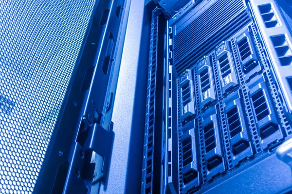 Mavi ışıklarla aydınlatılan, bilgisayar teknolojisindeki yenilik ve bağlantıyı vurgulayan, yüksek teknolojili sunucu raflarını gösteren modern bir veri merkezinin içini araştırın..