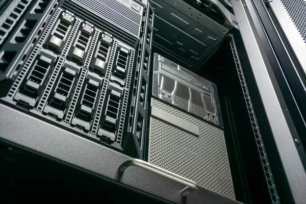 Modern bir veri merkezi kurulumunda organize ağ ekipmanları, teknoloji altyapısı ve donanım yönetimiyle dolu bir sunucu rafının yakın plan görüntüsü.