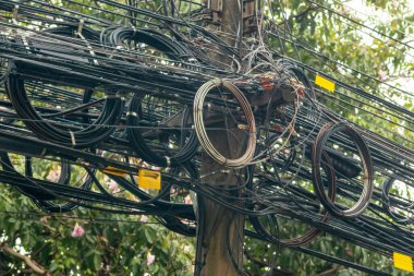 Elektrik kablolarının elektrik direğinde düzenlenmesi şehir altyapısının karmaşıklığını ve şehir ortamlarındaki teknolojik bağlantıları gözler önüne seriyor..