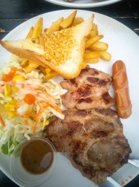 İçlerinde ızgara et, altın kızartma, taze salata ve lezzetli bir sos olan ağız sulandırıcı bir seçim. Tatmin edici bir öğle ya da akşam yemeği deneyimi için mükemmel..