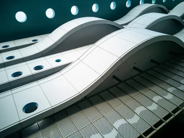 Bu resim, pürüzsüz eğriler ve temiz çizgiler içeren yenilikçi bir mimari tasarım sergiliyor, büyüleyici ve modern bir iç mekan yaratıyor..