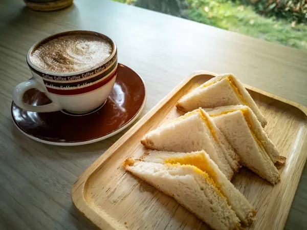 Nefis bir sunum. Tahta bir tabakta, dumanı tüten bir fincan kahvenin yanına. Sıcak bir kahvaltı ya da atıştırmalık molası için mükemmel..