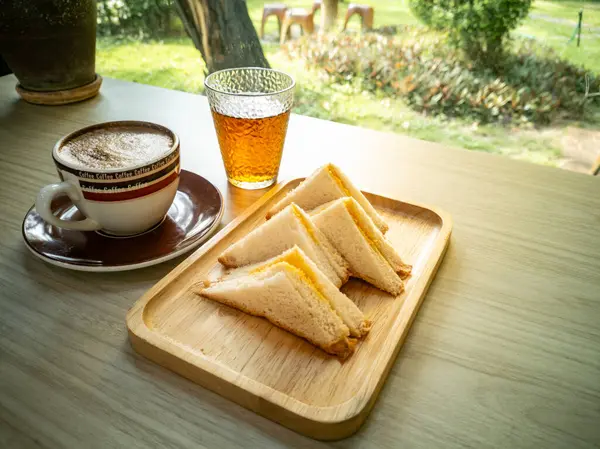 Bir fincan kahve ve çayla birlikte sandviçlerin olduğu rahat bir ortam. Kahvaltı için mükemmel ya da doğal bir ortamda öğle yemeği için..