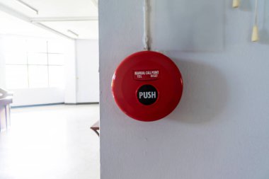 Duvarda kırmızı alarm düğmesi var. Acil durumlar için insanları alarma geçirip güvenliği sağlamak ve acil müdahaleyi sağlamak için tasarlanmış..