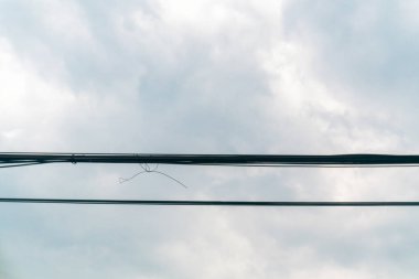 Bulutlu bir gökyüzünde uzanan, kentsel altyapıyı yakalayan ve minimalist estetik ortamda doğal elementlerle harmanlanan çarpıcı bir tepe manzarası..