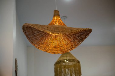 Bu büyüleyici dokuma bambu aydınlatma armatürü her yere sıcak bir ışıltı ekler, eşsiz işçilik ve modern tasarım elementlerini davetkar bir ortam için sergiler..