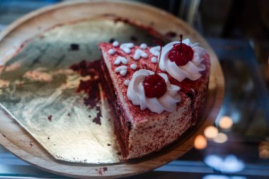 Kremalı ve vişneli kırmızı kadife pastadan baştan çıkarıcı bir dilim. Her kutlama ya da tatlı aşığının özlemi için mükemmel. Zengin lezzetlerin tadını çıkar.!