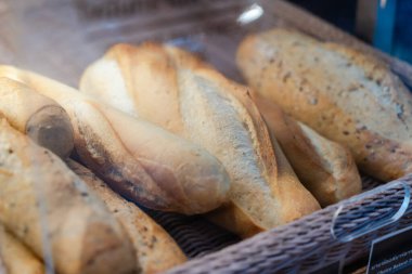Fırında sergilenen taze pişmiş zanaatkar ekmeğinin güzel bir çeşidi. Bu altın somunlar çeşitli dokular ve davetkar sıcaklıklar sergiliyor. Aşçılık meraklıları için mükemmel..