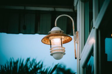 Büyüleyici bir açık hava feneri, gecenin atmosferini arttırmak için sıcak bir parıltı saçar. Bahçelerde ya da avlularda dekor için mükemmel..