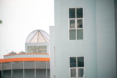 Şehir ortamında geometrik şekiller, temiz çizgiler ve canlı renkler sergileyen modern mimari elementlerin yakın çekimi, çağdaş tasarımı vurguluyor.