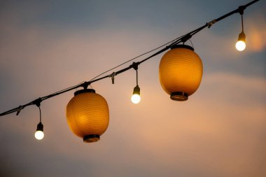 Canlı fenerler ve sicim ışıkları akşam toplantılarında sıcak ve davetkar bir atmosfer yaratıyor. Yumuşak parıltı, alacakaranlıkta huzur veren ufku yükseltir..