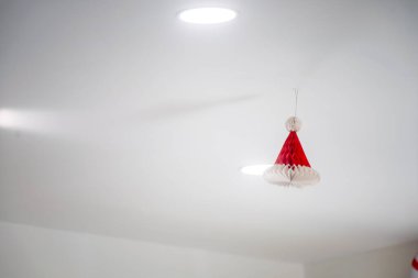 Büyüleyici bir kırmızı ve beyaz asma süslemesi, her türlü iç mekâna bayram neşesi katar. Bayram etkinlikleri ve kutlamalar için mükemmeldir..