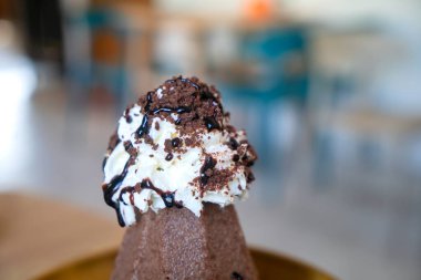 Krem şantili ve çikolatalı nefis bir tatlı. Arzuları tatmin etmek ve her duruma tatlılık katmak için mükemmel..