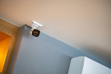 Çağdaş yaşam alanları için gizli ama etkili bir gözetleme çözümü sağlayan gösterişli bir güvenlik kamerası yerleştirildi. Ev güvenliği için mükemmel..