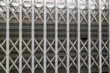 Endüstriyel metal şebekeye yakından bakınca paslı bir dokuyu gösteriyor. Bu çizgiler şehir tasarımı veya mimari projeler için uygun eşsiz bir geometrik model oluşturuyor..