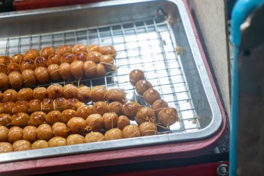 Cazip bir ızgara şiş dizisi. Yuvarlak ikramlar, canlı bir renk ve parlak bir son sergileniyor. Yemek severler ve aşçılar için mükemmel..