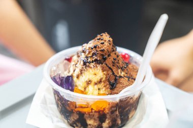 Renkli jöleler ve zengin çikolata şurubuyla kaplanmış lezzetli bir tatlı, her türlü tatlı için mükemmeldir..