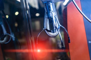 Otomasyon ve endüstriyel süreçlerin ve yeniliklerin geleceği için kullanılan gelişmiş teknolojiyi gösteren, mekanik bir kavrayıcı ile robotik kolun yakın görüntüsü.