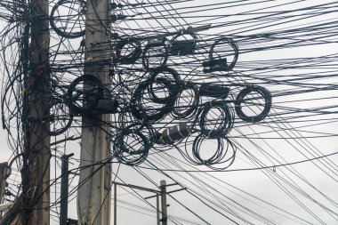 Elektrik kabloları ve elektrik kablolarından oluşan karmaşık bir düzenleme, şehrin elektrik dağıtımı ve altyapısının karmaşıklığını gözler önüne seriyor..