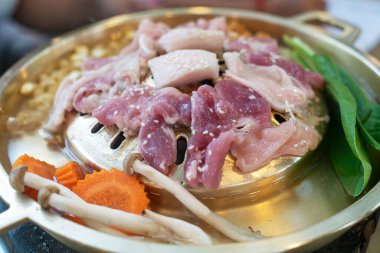 Taze et ve sebzelerden oluşan yakın plan bir ızgarada, cızırtılı bir barbekü partisi için gösterişli bir hazırlık. Yemek meraklıları ve aşçılık projeleri için ideal..