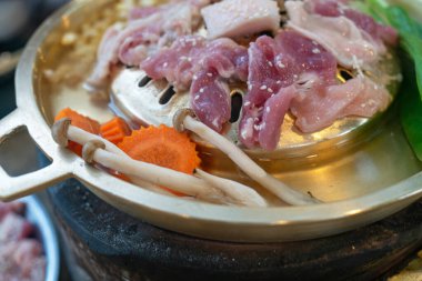 Taze çiğ et ve sebzelerin ızgara için hazırlandığı canlı bir sahne. Mutfak meraklıları ve yemek fotoğrafçılığı için ideal. Açık hava yemek ilhamı için mükemmel..