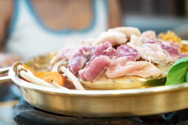 Sıcak bir tabakta taze et dilimlerinin cızırdamasını yakından görmek, sıcak bir yemek ortamında aşçılık hazırlığının özünü yakalamak. Yemek severler için mükemmel..