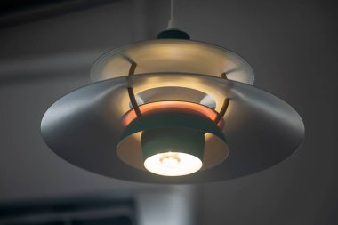 Canlı renklere sahip çağdaş bir tasarıma sahip eşsiz kolye lambası, herhangi bir modern iç uzayın atmosferini geliştirmek için mükemmel..