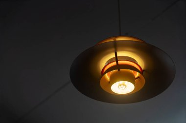 Çarpıcı bir modern kolye aydınlatma özelliği ile benzersiz bir tasarım içerir, herhangi bir çağdaş uzayın estetiğini geliştirerek şık bir dokunuş ekleyerek..