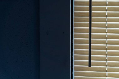 Yumuşak ışık, kapalı perdelerin arasından süzülür. Sakin bir odada ince gölgeler ve dokular yaratır. Bu minimalist tasarım ortam ve sükuneti arttırır..