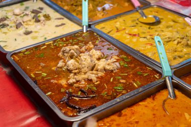 Piyasa ortamında canlı Asya yemekleri seçerek zengin renkler, çeşitli malzemeler ve cazip aromalar keşfedin..