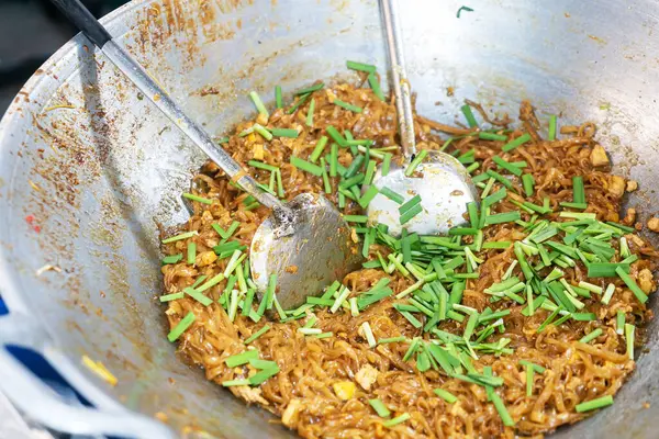 Taze otlarla kaplanmış canlı kızarmış şehriye tabağı zengin tatlar ve büyüleyici dokular sergiliyor. Aşçılar ve aşçılar için ideal..