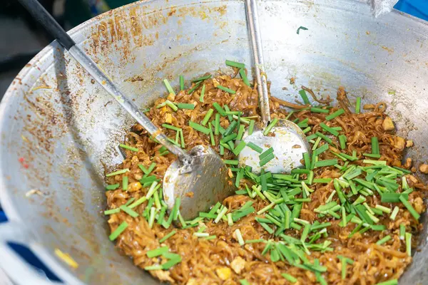 Canlı, taze otlarla süslenmiş, rengarenk malzemeler ve yemek pişirme hazzıyla süslenmiş bir şehriye. Yemek meraklıları için mükemmel..