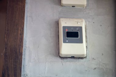 Bu vintage duvar monte kontrol paneli eşsiz bir retro tasarım sergiliyor, klasik iç temalar veya teknoloji evrimi etrafında tartışmalar için mükemmel..