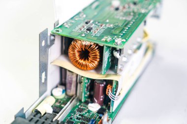 Karmaşık bileşenleri ve bağlantıları gösteren elektronik devre kartının yakın görüntüsü, cihazlardaki teknoloji ve mühendisliğin karmaşıklığını vurguluyor.