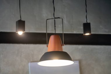 Endüstriyel bir iç mekanda modern bir kolye aydınlatma sağlıyor. Herhangi bir çağdaş uzayın dekorunu geliştirmek için mükemmel.